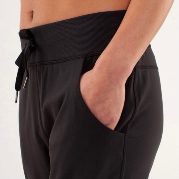 Lululemon Free Fall CropBlack size 4 - Picture 5 of 10